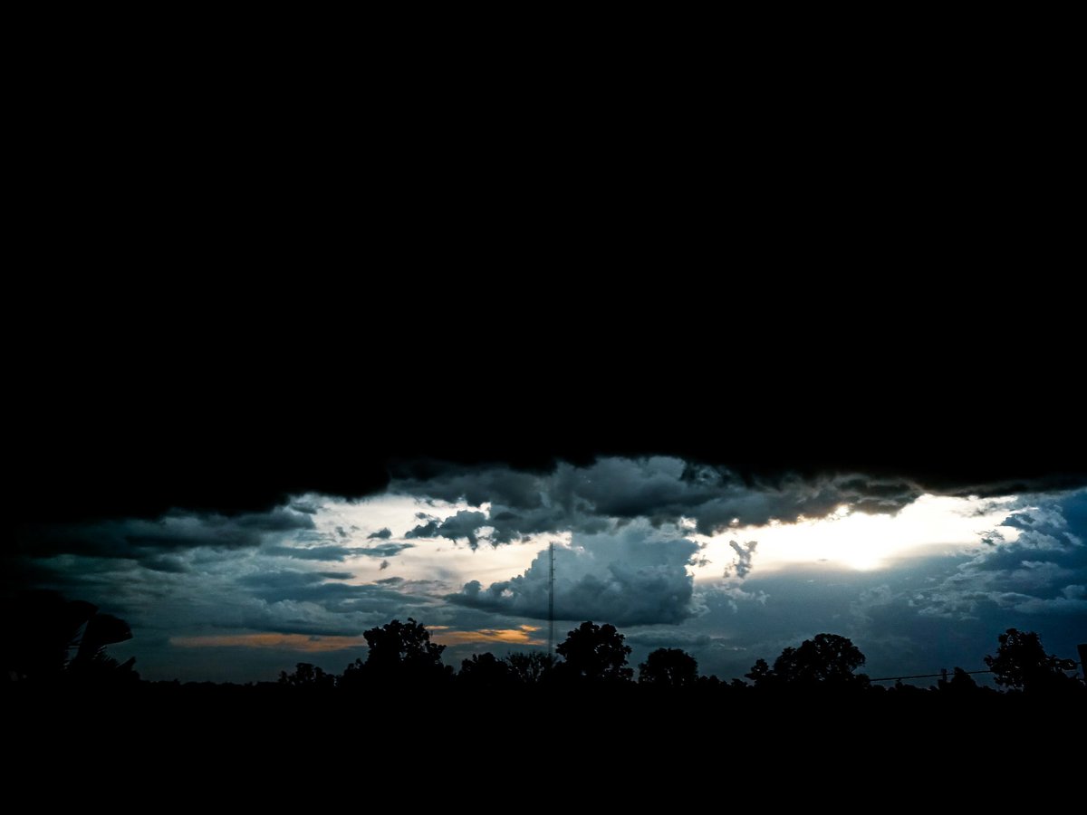 OjokOkot_'s tweet photo. These are the worst nightmares for @UmemeLtd. For us in Gulu they have chosen for us either electric power or rain, but even during dry seasons they claim their poles are burnt down. What a sorry ass excuse for poor service delivery. #GuluOccupyUmeme shot on #InfinixZero5 https://t.co/z154NabHAU