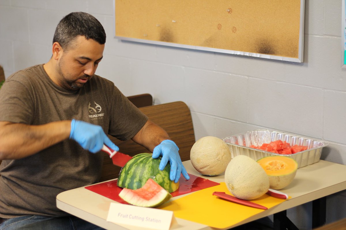 Capital_UPSers's tweet photo. @AustinTXPreload 'Blue is New' ain't so new at.... giving back! New @UPS employees creating a build your own dinner for @JeremiahATX #Empowerment class. @RedRiverUPSers #CapitalDivision @UPS_Foundation https://t.co/c5RFecoxDG