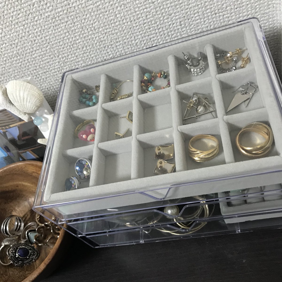 きゆい 無印の収納クリアケース00円もするからうわーって思ってたんだけど ダイソーの0円のクリアケース がなんとほぼ同じサイズで 見事に無印のベロア仕切りがジャストフィット 得したわね