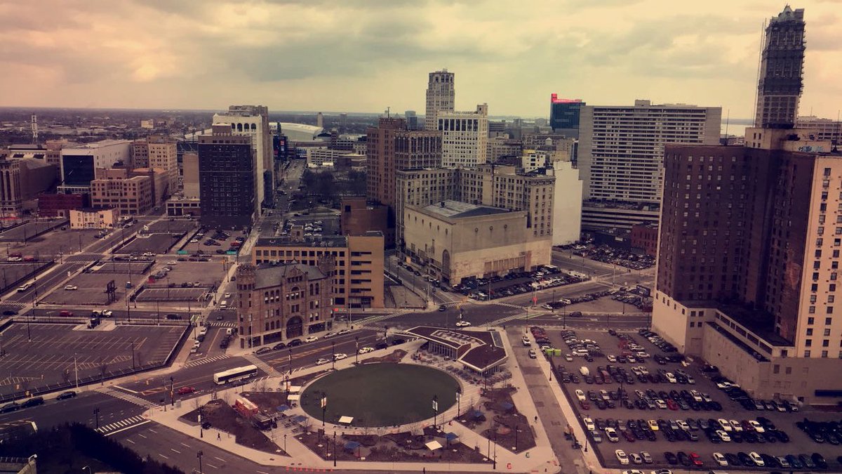 goldinglewis6's tweet photo. Enjoying these views today down at DTE, the filing part was lame but I got a chance to speak with MSU and UofM Alum about their PT experiences๐๐พ Even got my own desk for the next 2 days! #CHSTrojanPride https://t.co/0zpTiMnwSA