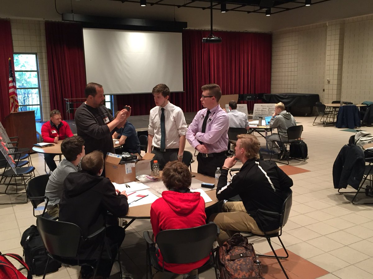 USC_STEAM's tweet photo. STEAM students collaborating with OZ Enterprises executives this morning on real world problems. #thinkcritically #solveproblems https://t.co/4nraxjFqtg