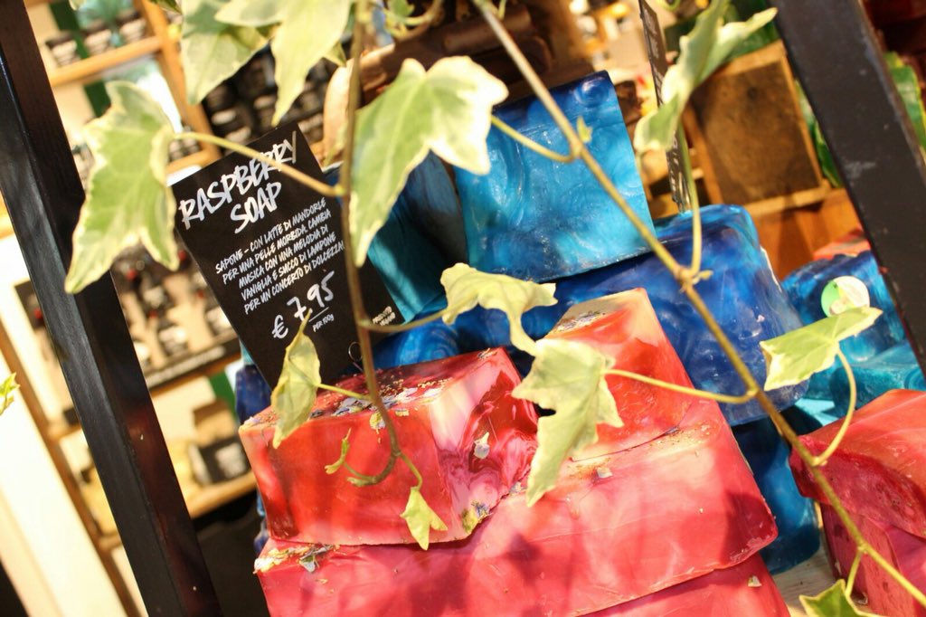 LushNapoli's tweet image. Succo di lampone ricco di vitamine, olio essenziale di davana per lenire la pelle e latte di mandorla emolliente: è arrivato #RaspberrySoap ed è in edizione limitata! 
Cosa aspetti? Vieni in bottega per scoprire e provare tutte le ultime novità! 🤩💛

#LushNapoli #lushlife