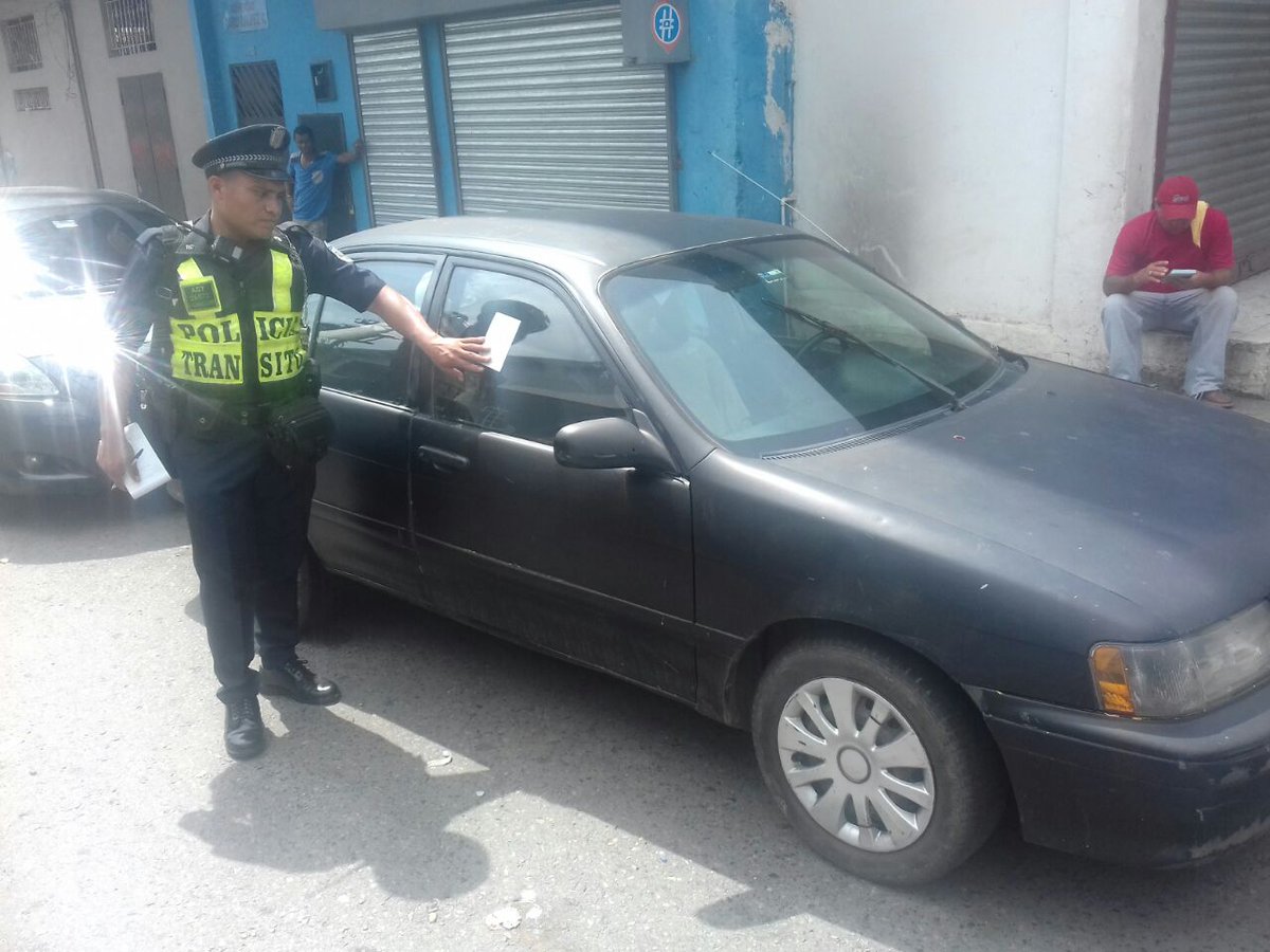 policiadepanama's tweet photo. Continúan los conductores infringiendo el Reglamento del Tránsito. #0Tolerancia #AvenidaB https://t.co/9O0RoN8w34