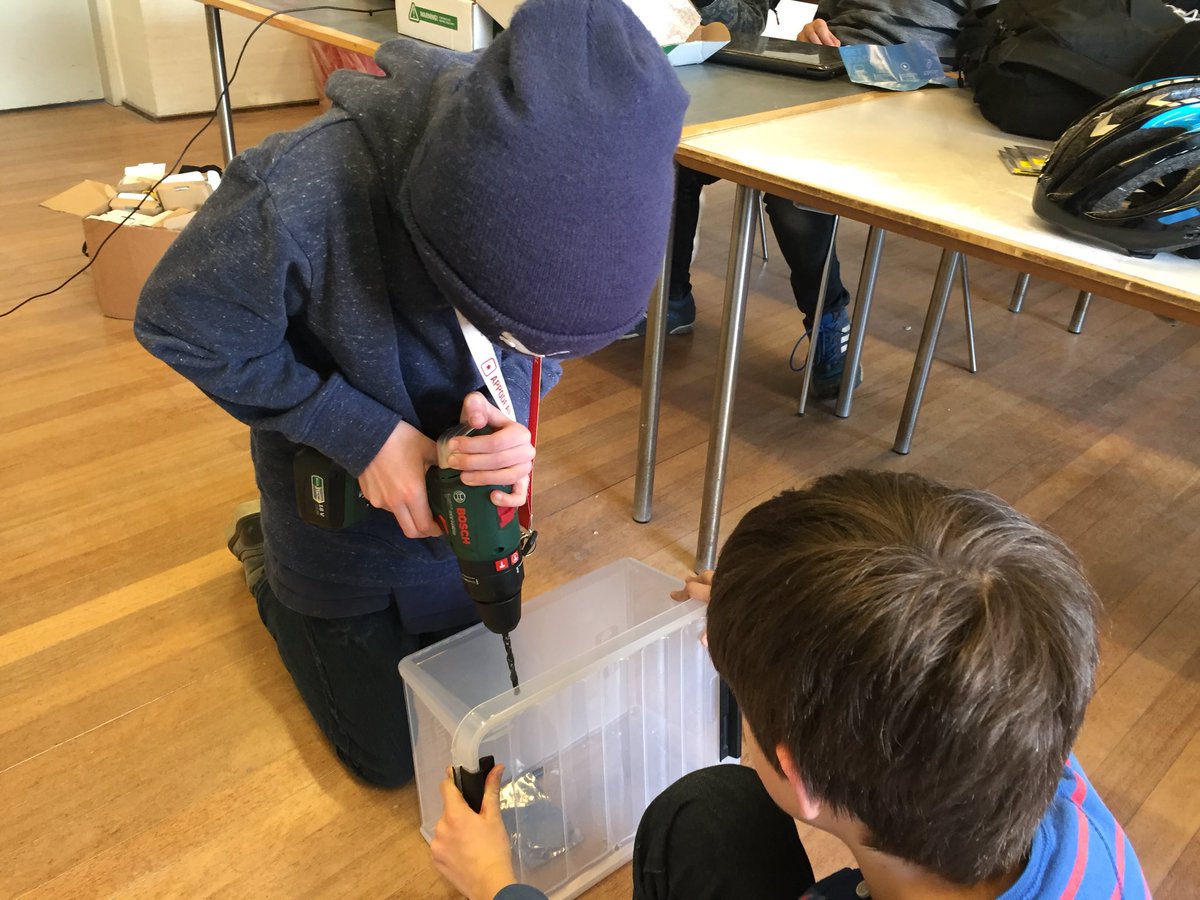 martindybdal's tweet image. I går gik vi igang med vores micro:bit skattekiste-projekt, inspireret af escape rooms. Børnene var vilde med idéen og de fik selv masser af idéer til puzzles, quizzer og minigames man skal løse for at komme ind i skattekisten. #microbit #codingpirates