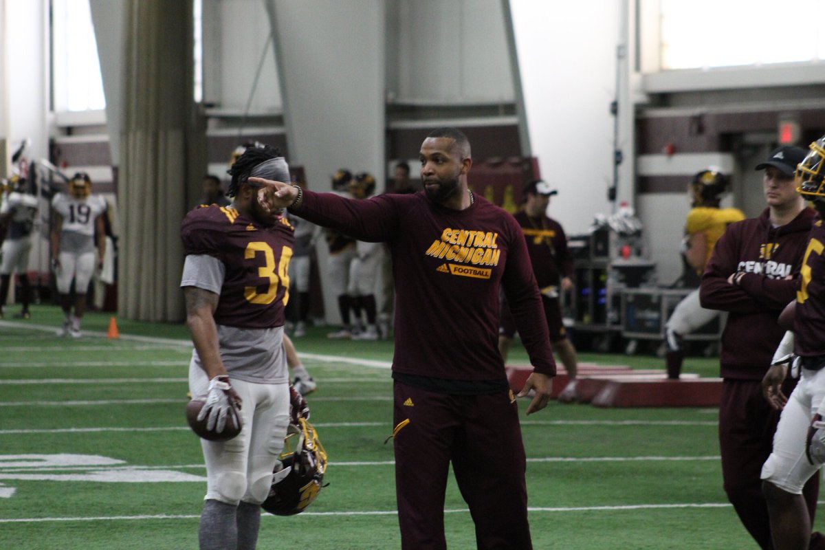 CoachJ_Everett's tweet photo. If we don’t grind! Then we don’t shine! And if we don’t shine then we don’t eat!! It’s a wrap on Day #10 - Always find ways to shine #FireUpChips #BOB #ChipRBs https://t.co/2ALYD73Oyl