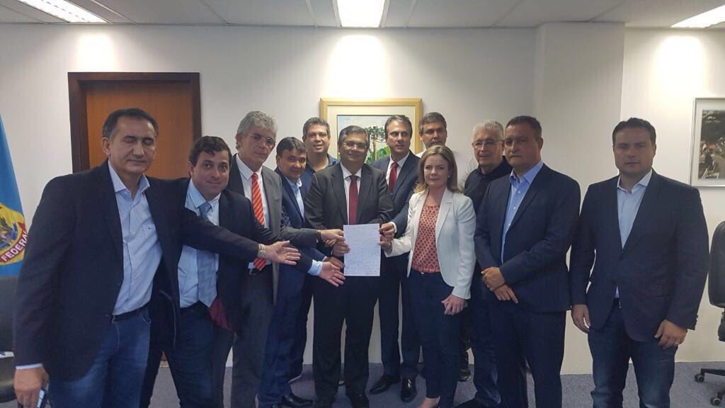gervasiomaia's tweet photo. Ao lado do governador @realrcoutinho estivemos na sede da Polícia Federal, em Curitiba, para visitar o ex-presidente @luizinacioluladasilvaoficial. Infelizmente, nossa visita foi negada pela Juíza Carolina Moura Lebos, da 12a vara de execução penal.... https://t.co/Xantt48564