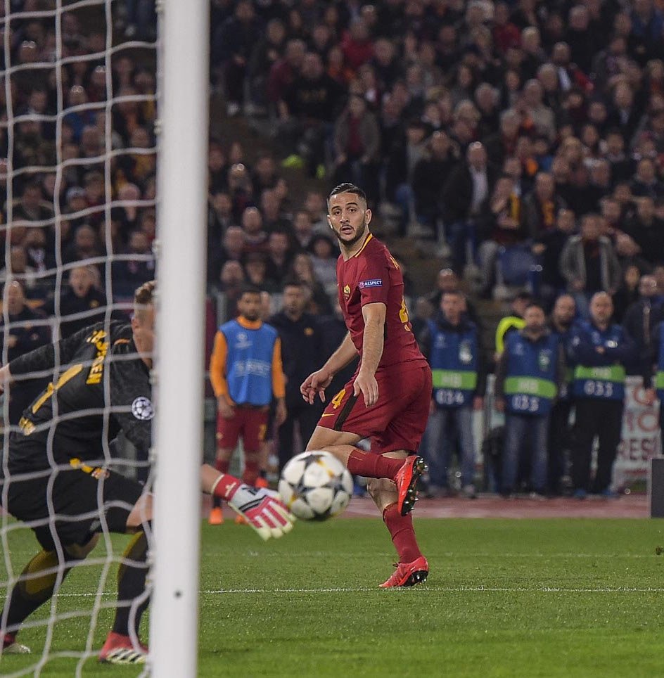 ASRomaEN's tweet photo. *record scratch*

*freeze frame*

Yup, that's me. You're probably wondering how I ended up in this situation...
#ASRoma #UCL #RomaBarca https://t.co/J9Vbq68e77