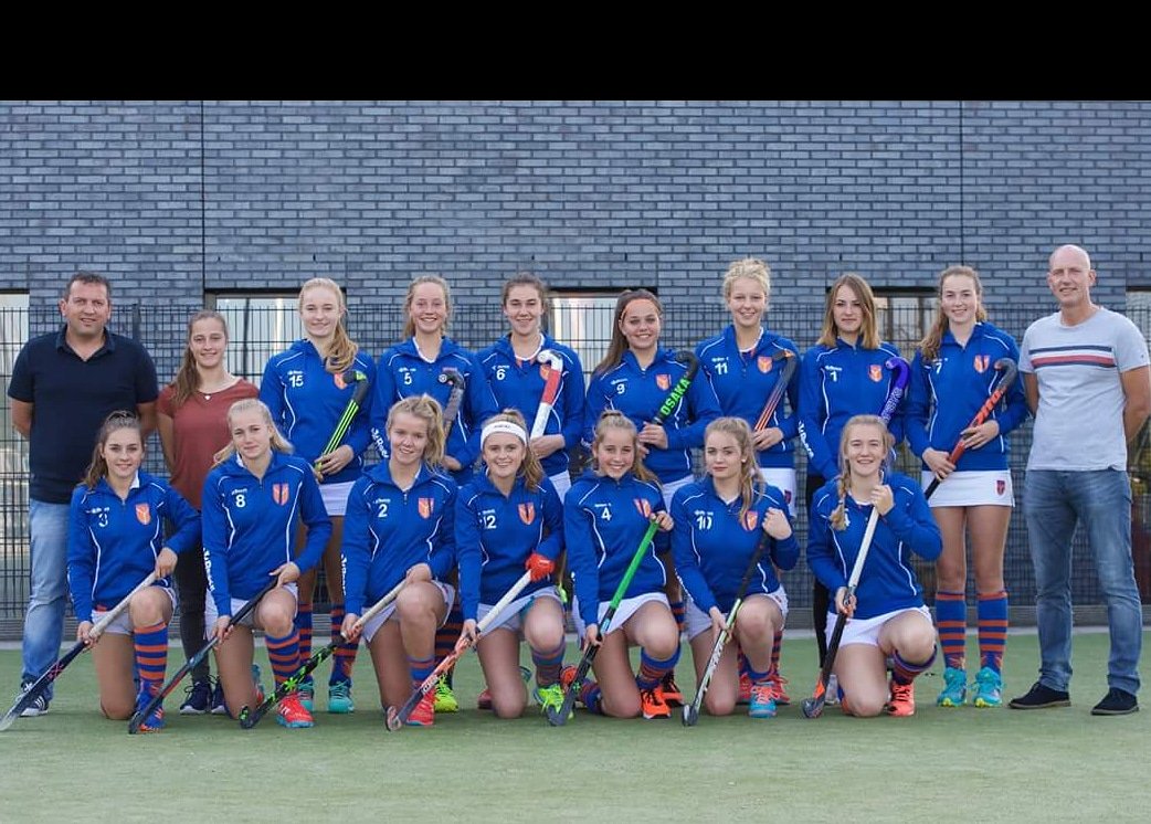 Vanavond een keer als team langs de lijn in plaats van in het veld om HCY MA1 een mooie overwinning te zien behalen tegen Ringpass MA1 (2-1). Gefeliciteerd toppers 💙