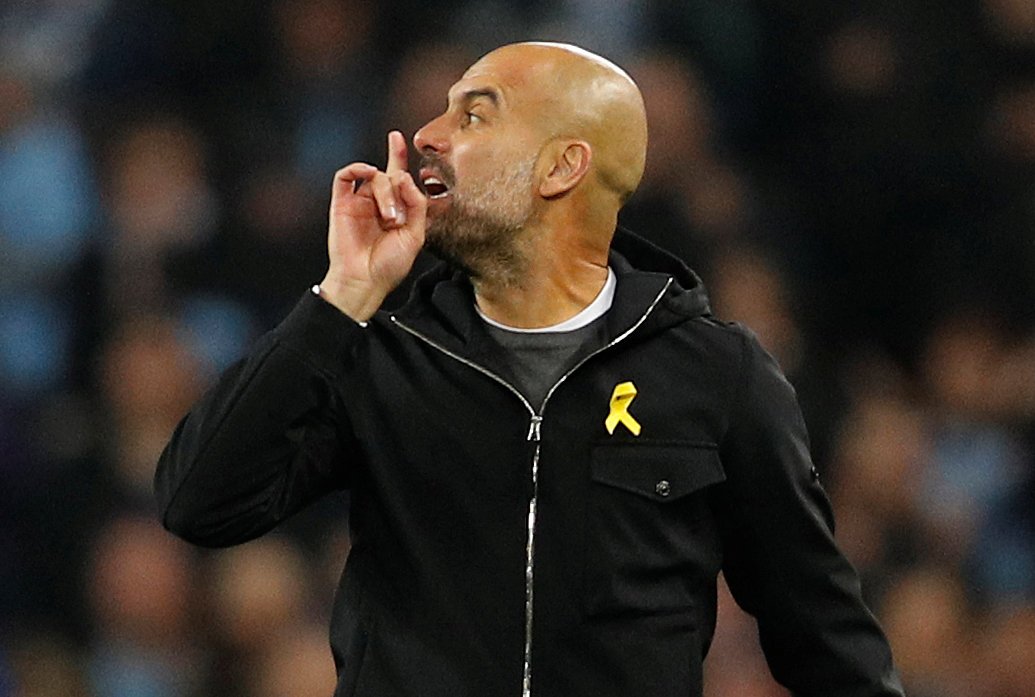 Fredy_ajs's tweet photo. No hay campo sin grillo ni
tonto en la #Champion con lazo amarillo
#Guardiola
#RomaBarça https://t.co/4KgiN3VlDz