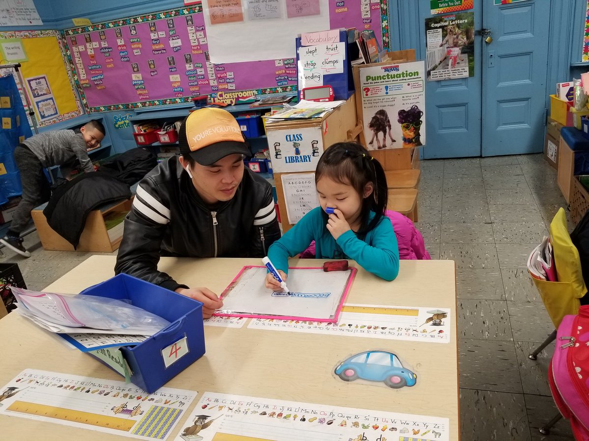 YinLiang8's tweet photo. How wonderful this afternoon! Parents and their children worked together to solve the math problems. https://t.co/hQV0ZKU6IW