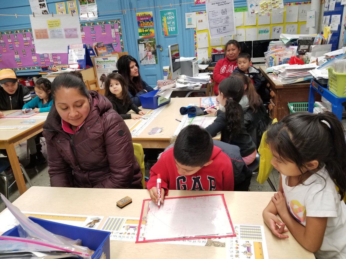 YinLiang8's tweet photo. How wonderful this afternoon! Parents and their children worked together to solve the math problems. https://t.co/hQV0ZKU6IW