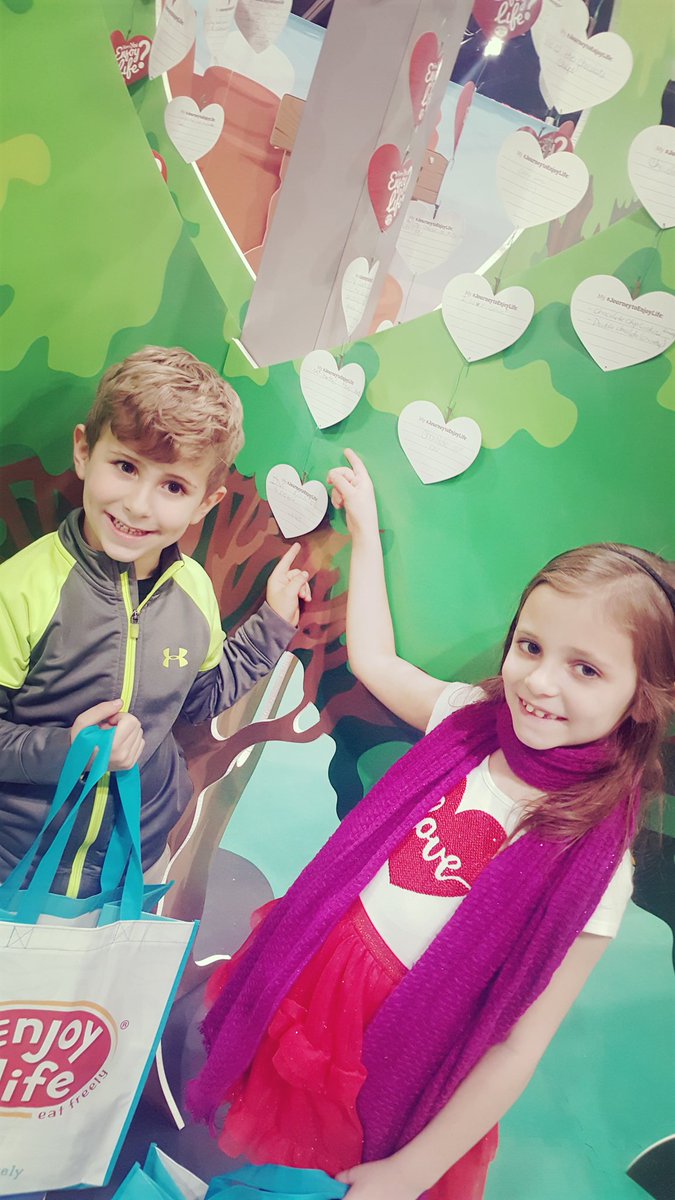 TheOnlyCrystal's tweet photo. @enjoylifefoods We 💙 LOVED 💙 your booth at the 2018 Schaumburg GF &amp; AF Expo!! https://t.co/ybAvuEF4kO
