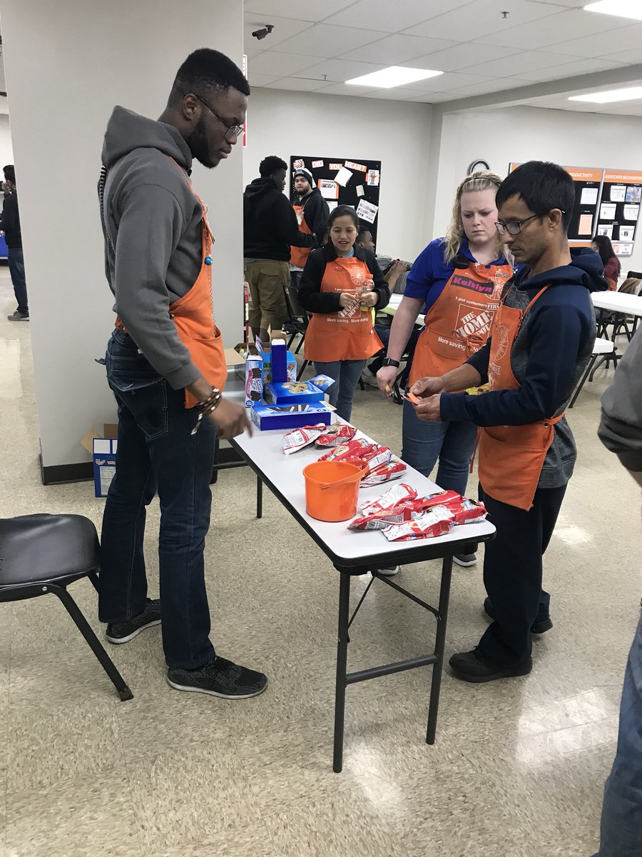 ginamarie280's tweet photo. Homer Fund 100% participation Celebration Day #2 Candybars and Ice Cream #BestTuesdayEver @HDRLC8615 #2ndShiftBestShift https://t.co/eUS5Ll7Cf8