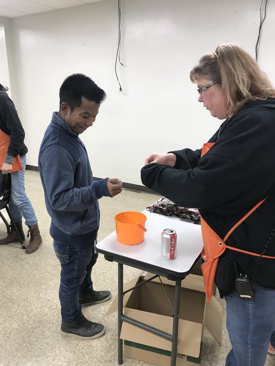 ginamarie280's tweet photo. Homer Fund 100% participation Celebration Day #2 Candybars and Ice Cream #BestTuesdayEver @HDRLC8615 #2ndShiftBestShift https://t.co/eUS5Ll7Cf8