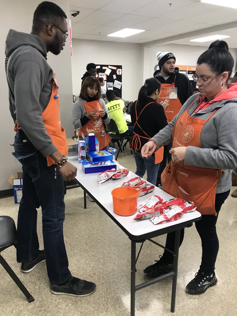 ginamarie280's tweet photo. Homer Fund 100% participation Celebration Day #2 Candybars and Ice Cream #BestTuesdayEver @HDRLC8615 #2ndShiftBestShift https://t.co/eUS5Ll7Cf8