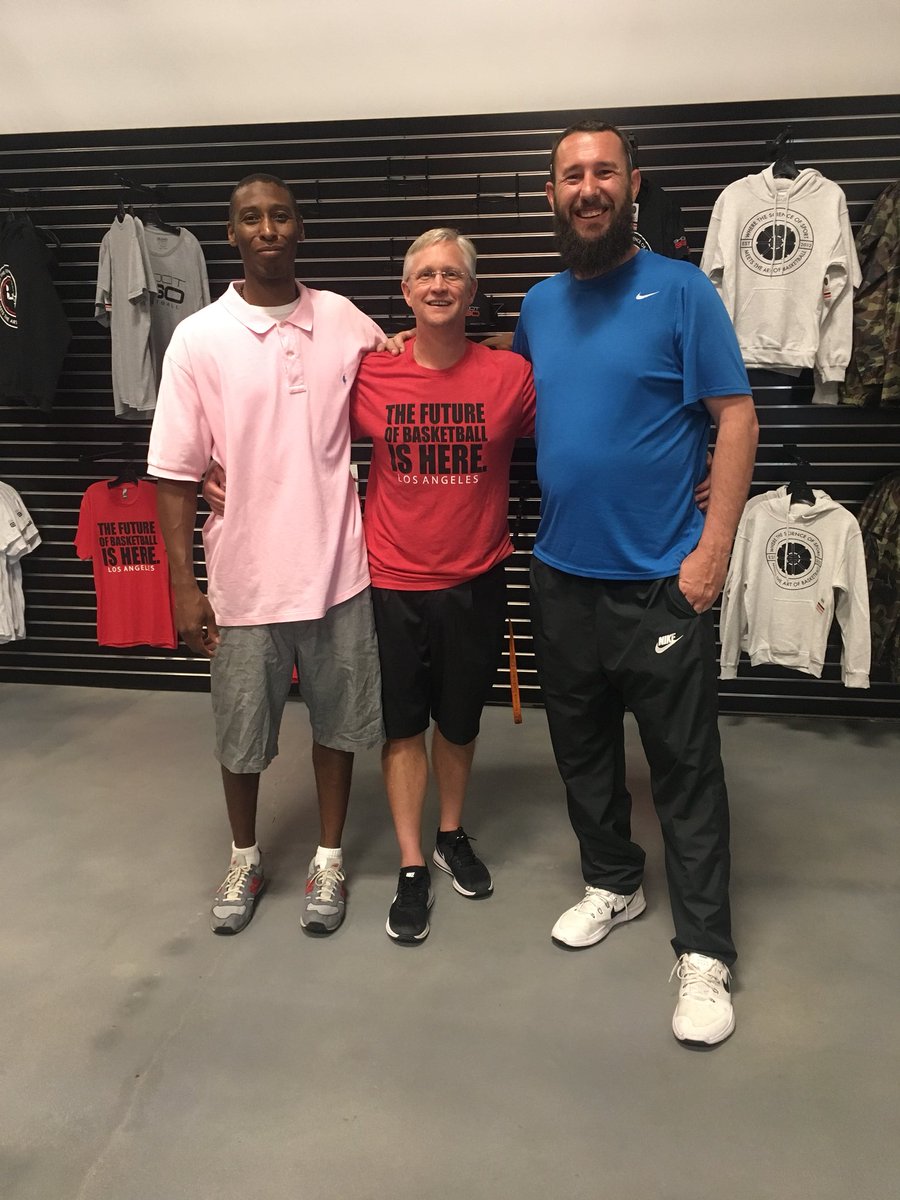 Great catching up two D2 legends, John Bynum and Lee Barlow. Better people than players, and they were damn good players! Only one was an All American tho😂! Nat’l Champs 2000!