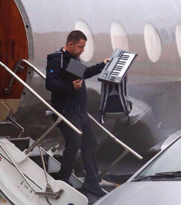 sensatelouist's tweet photo. this was so funny remember when preston was carrying louis and all of his toys and stuff off the plane https://t.co/uLdrFLcnSH