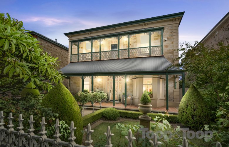 Grand #NorthAdelaide manor circa 1890 on elegant estate, positioned in a world class location within two kilometres from the city, is #forsale.  
See more: bit.ly/2qo6jAN
#historicmansion #SA #Adelaide #SallyCameron <a href="/ToopandToop_/">Toop&Toop</a>