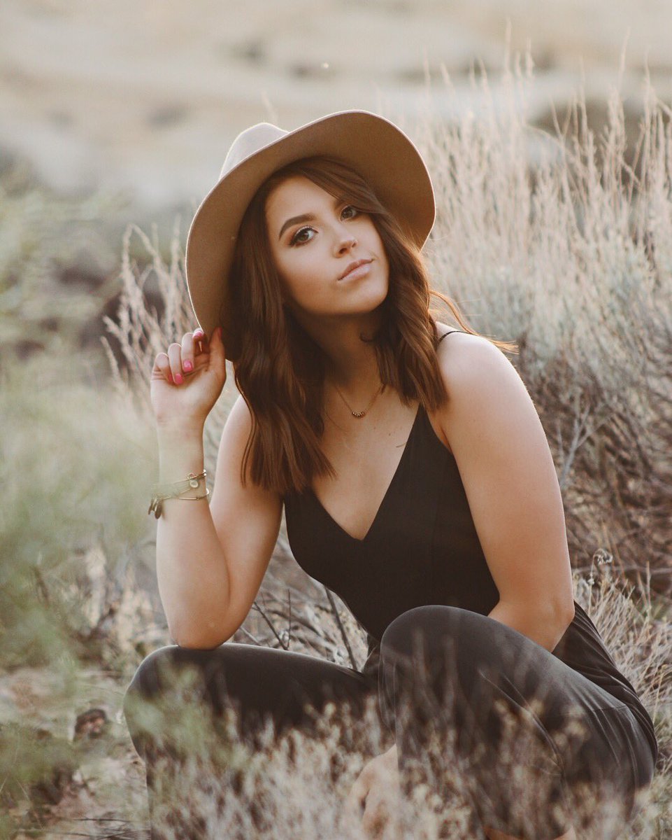 Makayla 🐝 tweet media