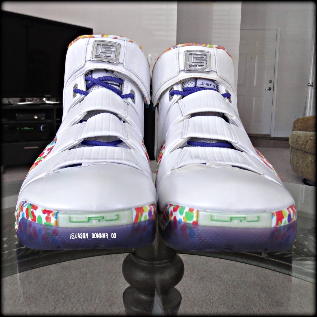 jason_donnar_03's tweet photo. 4 Years ago when I had these in my possession to do a review 😍 #FruityPebbles #Lebron4 #TeamKenzo 🌈🌈 https://t.co/SlVwSotazL