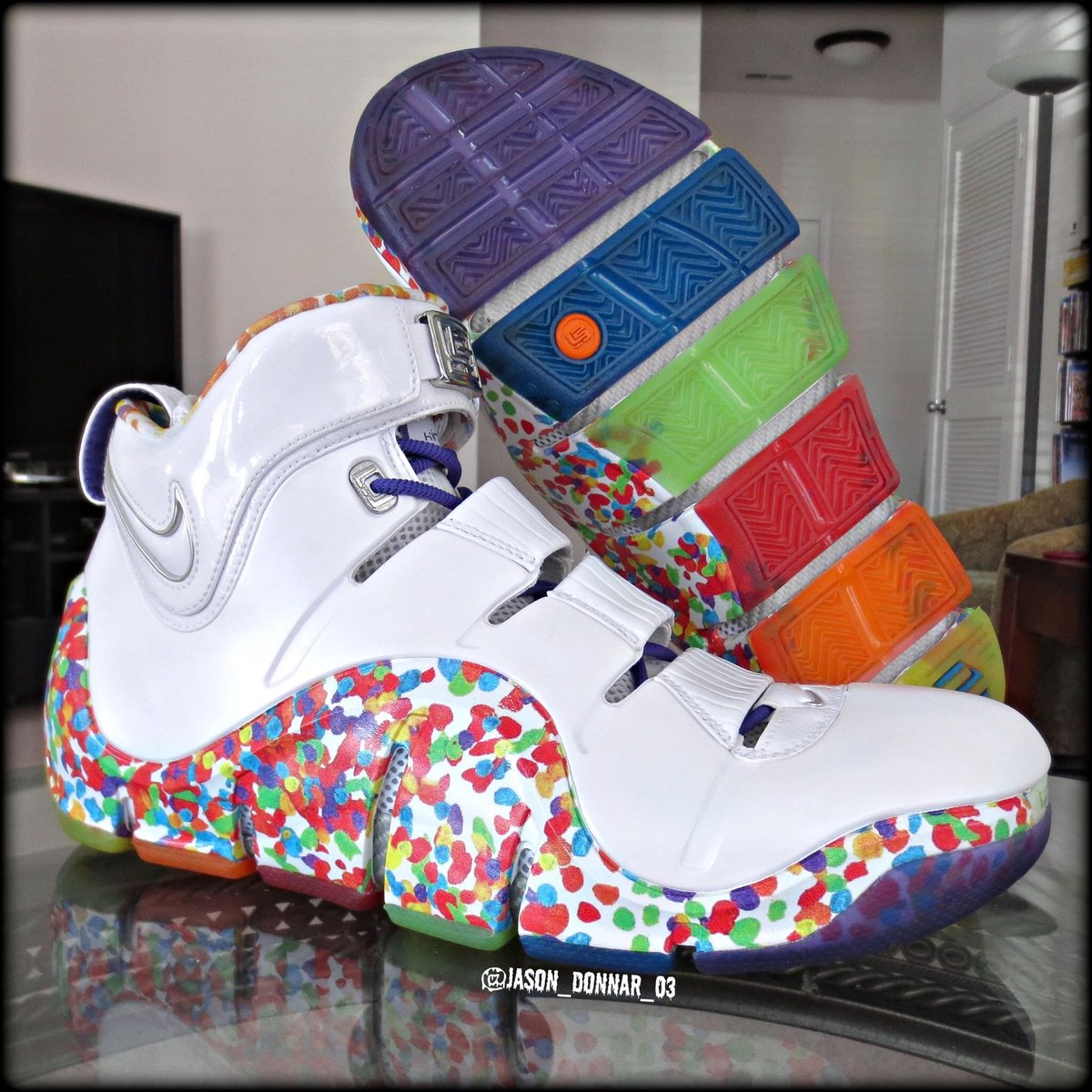 jason_donnar_03's tweet photo. 4 Years ago when I had these in my possession to do a review 😍 #FruityPebbles #Lebron4 #TeamKenzo 🌈🌈 https://t.co/SlVwSotazL