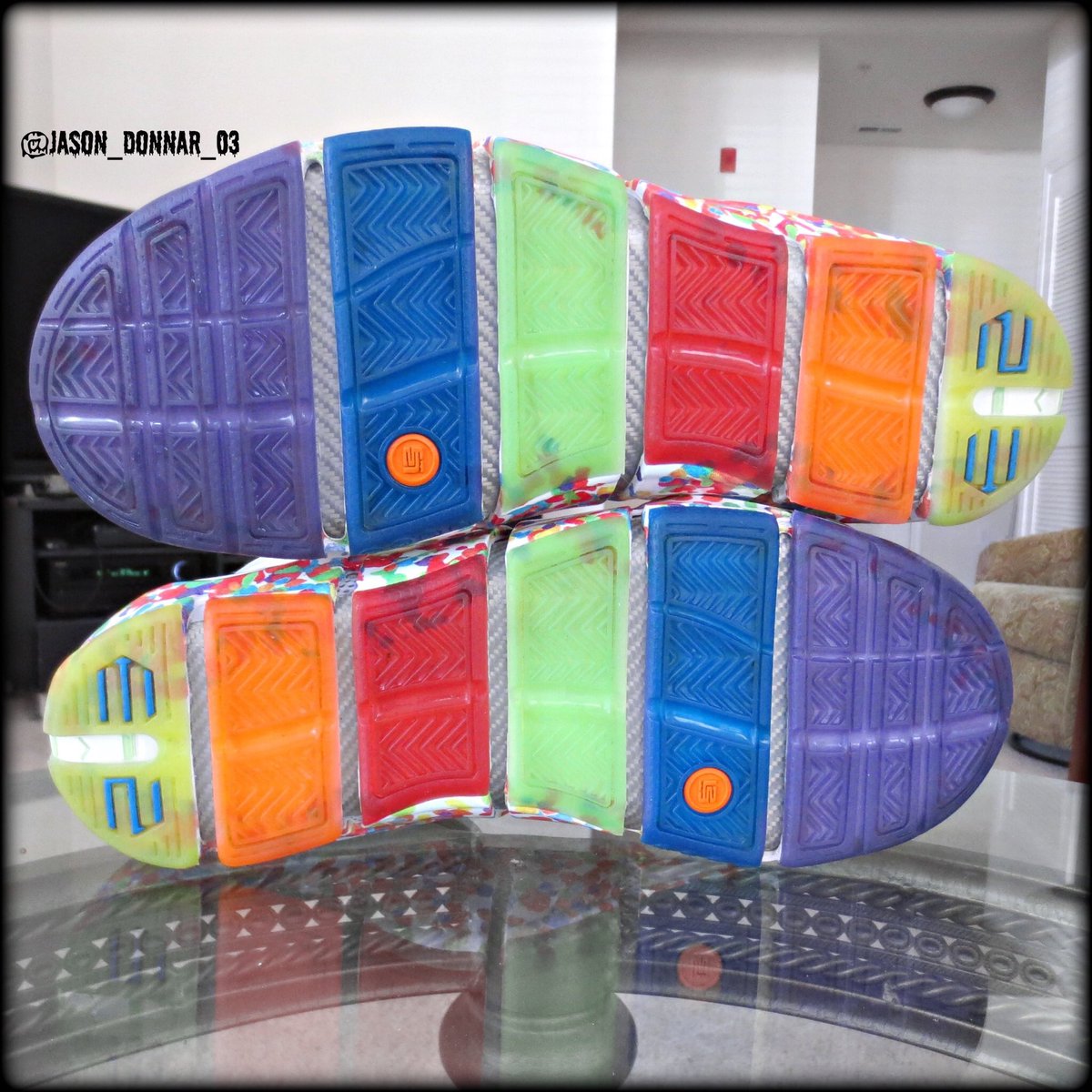 jason_donnar_03's tweet photo. 4 Years ago when I had these in my possession to do a review 😍 #FruityPebbles #Lebron4 #TeamKenzo 🌈🌈 https://t.co/SlVwSotazL