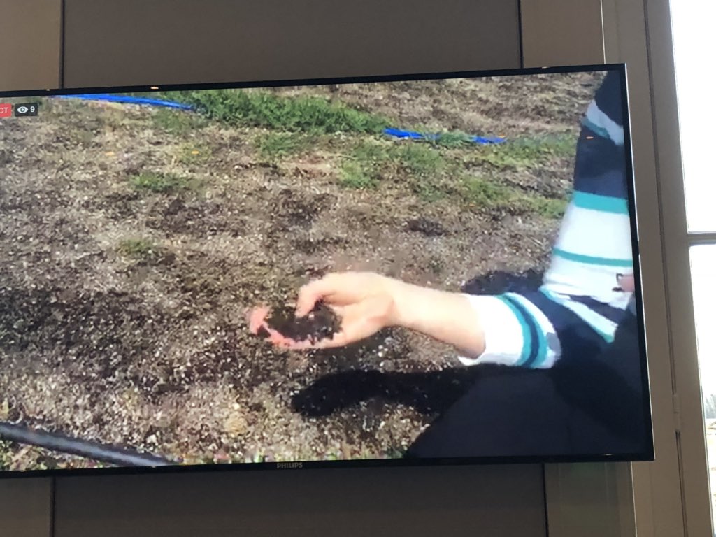 ELLandingHQ's tweet photo. Visite en direct de @BrooklynGrange à New-York avec @gwenschantz comme guide #Agrotechday 😊👍#AgricultureUrbaine : pas de tracteurs mais des outils manuels plutôt silencieux... https://t.co/rVN2asdhmV