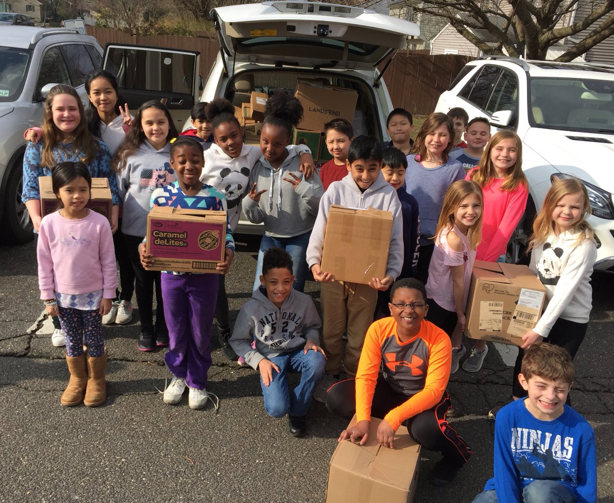 npaley_CBE's tweet photo. Delivering round 2 of our #MarchMadness #BartonGivesBack collection for the #CHFoodPantry
Thanks to all who contributed!
#LearningGrowingGIVINGBACK #WeAreClaraBarton @ClaraBartonElem https://t.co/4P1gkZ4jre