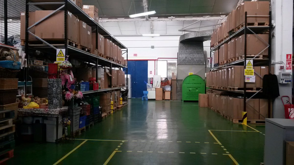 permaseg's tweet photo. #Cooperaciónparaeldesarrollo  Centenas de contenedores para la recogida de ropa usada con este tipo de mensajes solidarios, pero sólo una parte de ellos tienen una finalidad solidaria. Mañana os cuento más sobre #enlaBrecha un proyecto #sostenible e #inclusivo. @BorratuhuellaVK https://t.co/vYnm27zcB6