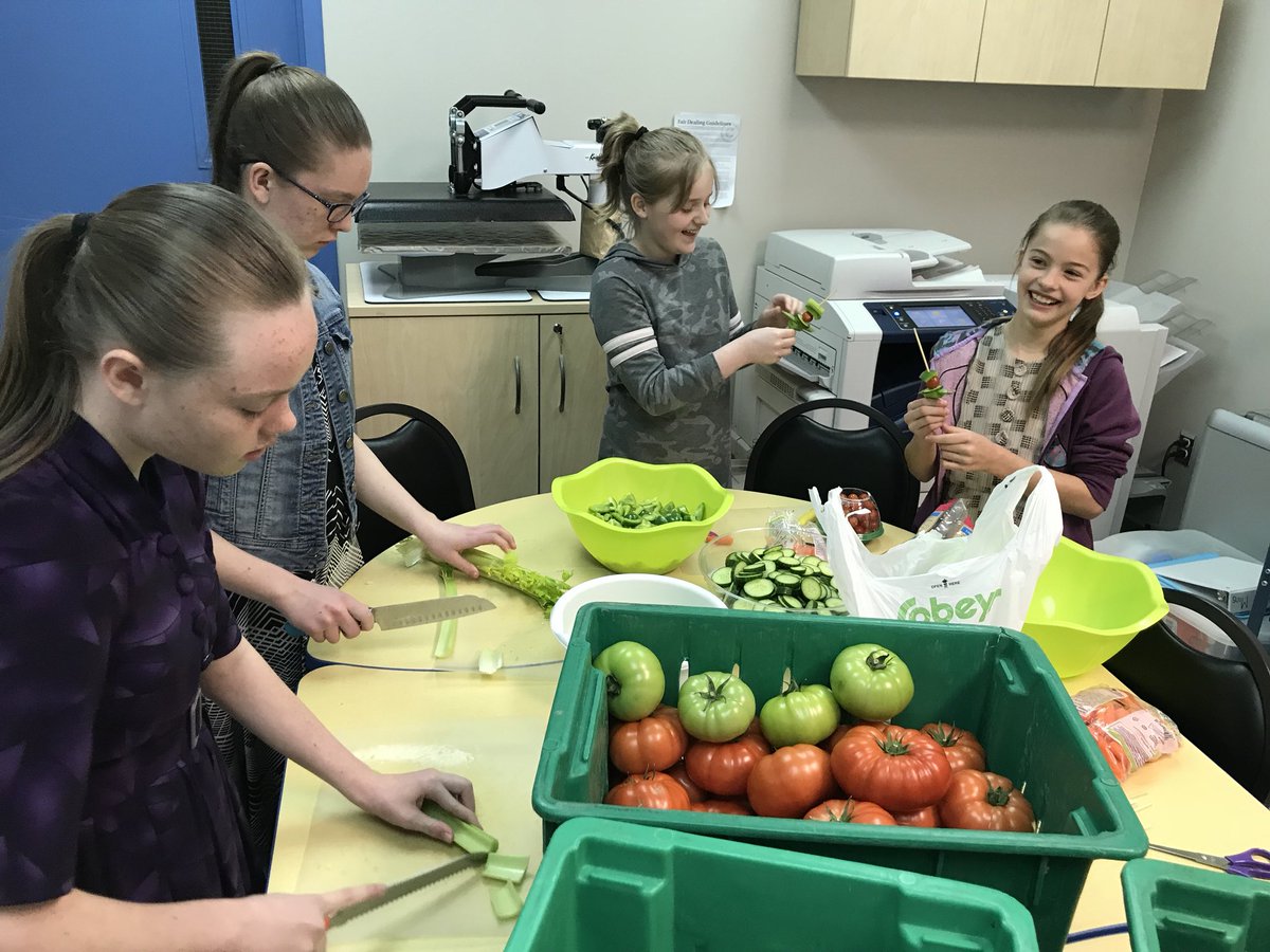 hawksgod88's tweet photo. Moo Monday and Tzatziki Tuesday at #RMAP #healthyschoolcup2018 #prsd8 https://t.co/ZOsR3JdiVQ