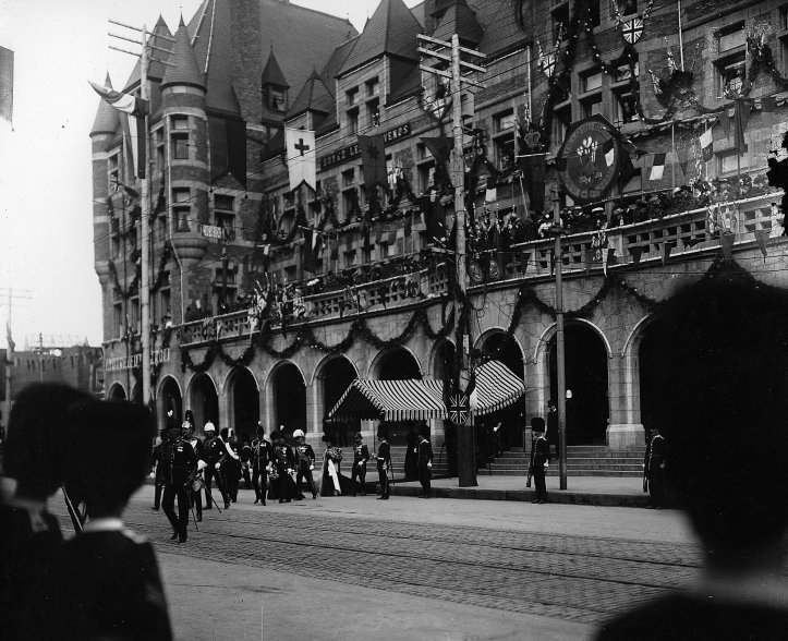 PlaceGareViger's tweet photo. En 1901, l'Hôtel Place Viger, à l'époque un hôtel ferroviaire du Canadien Pacifique, a accueilli le duc et duchesse de York (qui allaient devenir le roi George V et la reine Mary) lors de leur séjour au Canada. Ils ont été accueillis par le premier ministre, Sir Wilfrid Laurier. https://t.co/5K3lZcRNKT