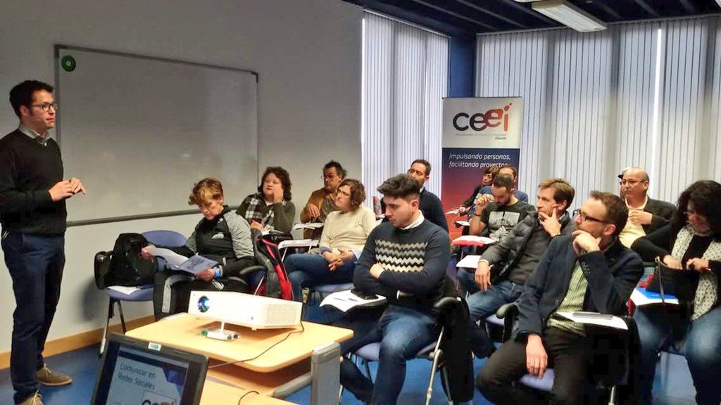 javierintic's tweet photo. Volviendo a las raíces de las #RRSS con @J_P_Castillo en el #Ciclo de seminarios: "Pre-párate a comunicar" @ceeialbacete. Recursos, buenas prácticas y características para desarrollar tu plan de comunicación empresarial. ¿Quién te dijo que el #MarketingDigital no funciona? https://t.co/rYPUw8Mlfa