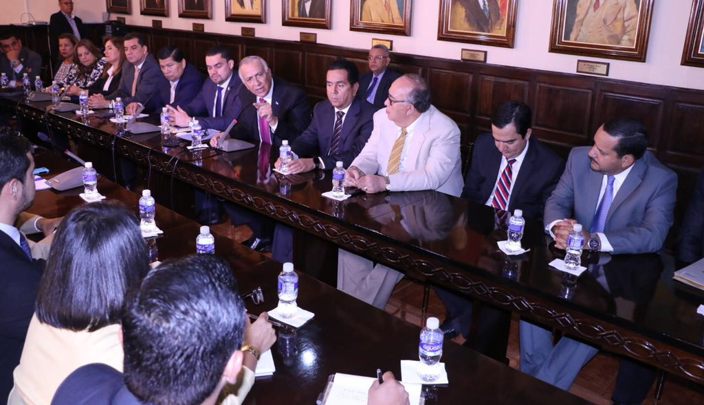 PNH_oficial's tweet photo. El #PartidoNacional presente a través de su presidente del CCPN @ReinaldoHN en histórica reunión sostenida en el @Congreso_HND. Siempre lo hemos manifestado, el diálogo permitirá que encontremos las rutas para una mejor #Honduras. https://t.co/k9yoT3sDUW