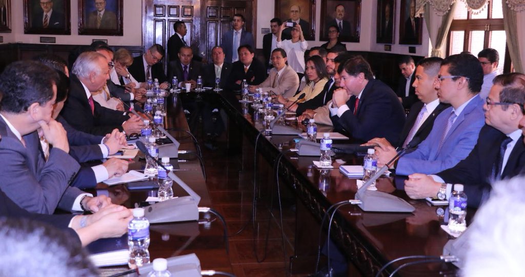 PNH_oficial's tweet photo. El #PartidoNacional presente a través de su presidente del CCPN @ReinaldoHN en histórica reunión sostenida en el @Congreso_HND. Siempre lo hemos manifestado, el diálogo permitirá que encontremos las rutas para una mejor #Honduras. https://t.co/k9yoT3sDUW