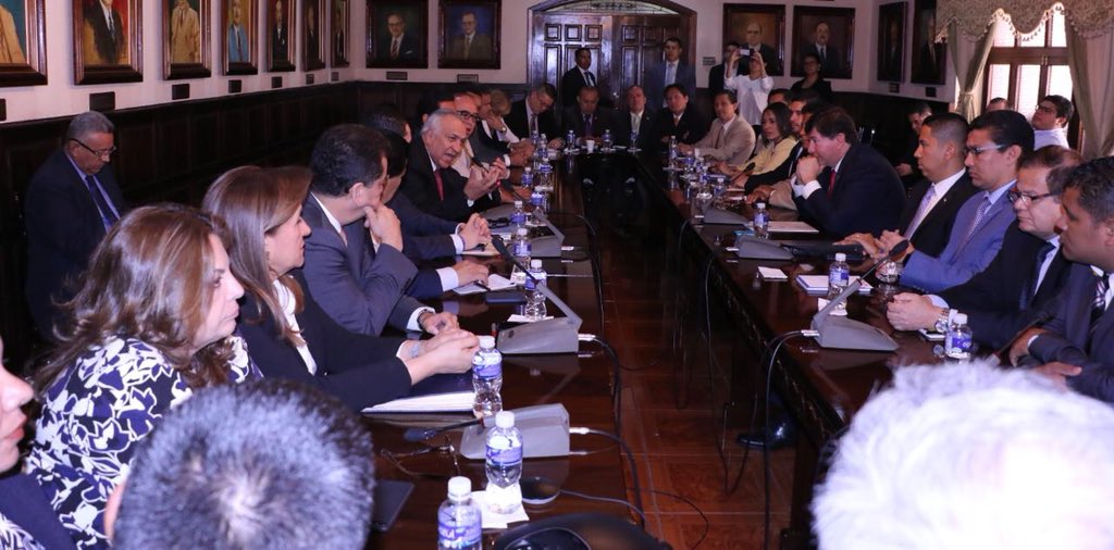 PNH_oficial's tweet photo. El #PartidoNacional presente a través de su presidente del CCPN @ReinaldoHN en histórica reunión sostenida en el @Congreso_HND. Siempre lo hemos manifestado, el diálogo permitirá que encontremos las rutas para una mejor #Honduras. https://t.co/k9yoT3sDUW