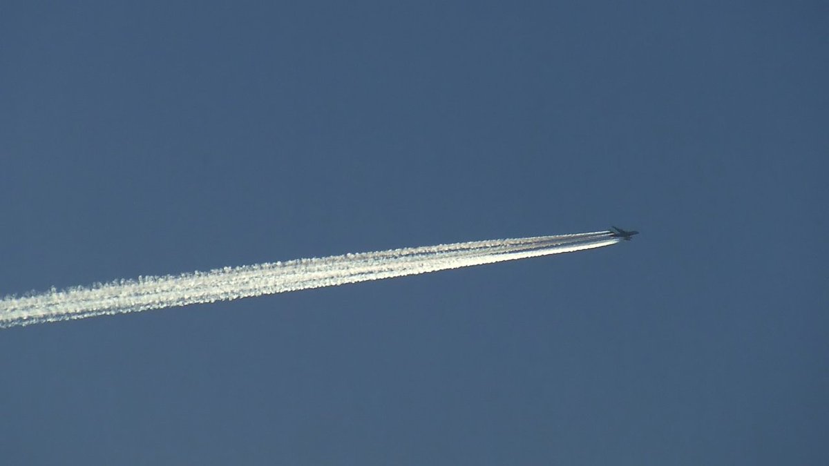 A3803's tweet photo. Flug in die Nacht. #OZ542 #AsianaAirlines #FRAICN #A380 #HL7625 #Contrail #Sunset #Berlin https://t.co/HnOppDBwjA