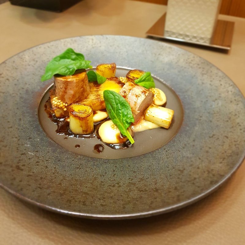 HeathrowVIP's tweet photo. Delicate pork tenderloin fillet with delicious potato terrine... #newmenu #Aprilmenu #landmenu #pork #dinnergoals #dinnerservice #health #wellbeing #looksgood #tastesgood https://t.co/vm9DikMB3z