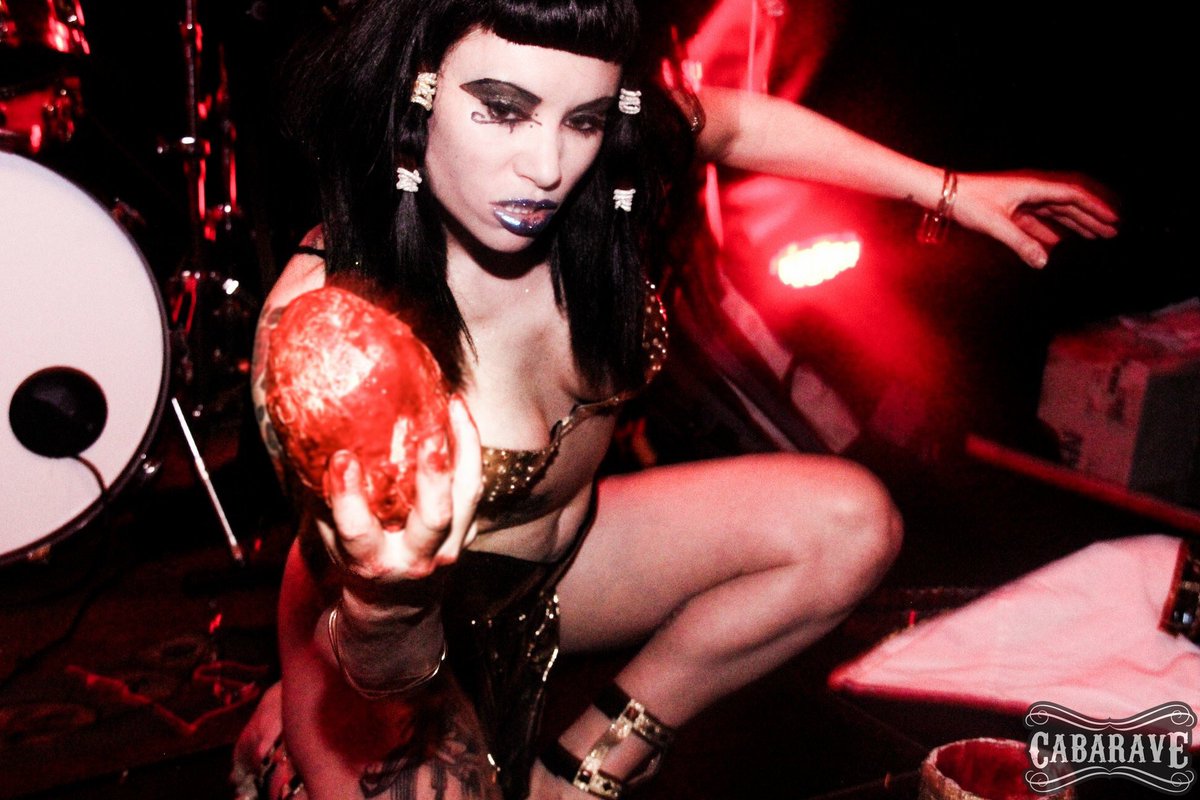 missbettynails's tweet photo. #Cleopatra #cominatcha at Cabarave #brighton #brightonpeople #burlesque #gorlesque #performer #egyptian #act #blood #glitter #raah 🖤 https://t.co/yZrbZ5oBX6