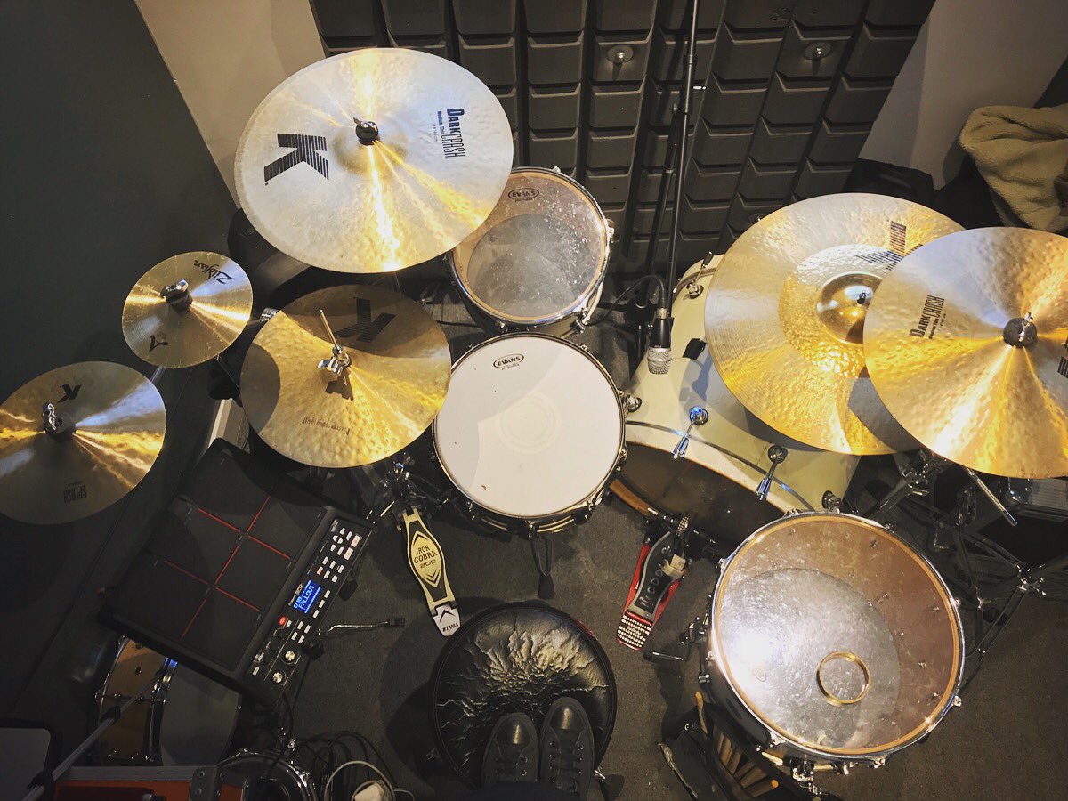 greeniedrums's tweet photo. Today’s hybrid set up 👌🏻🥁
.
#drums #drumming #drummer #sessiondrummer #sessionmusician #musician #musicians #musicianslife #drummers #drummlife #drummerlife #drumkit #drumset #drumcommunity #bellpercussion #music #drumlessonslondon #drumteacherlondon #drumtuitionlondon #london https://t.co/Bh5cdr1mZe