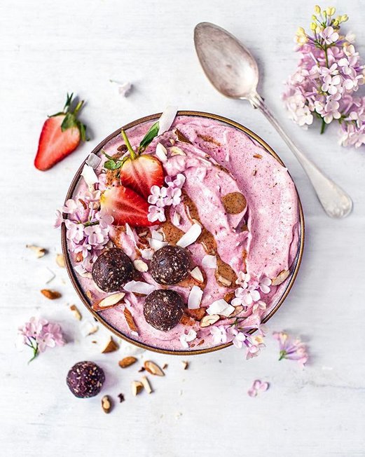 RAWHealthUK's tweet photo. This #smoothie bowl from @vanelja looks too good to resist! Make up your own and top with our #Raw energy balls. Why not try our #Beetflavour today? Satisfying sweet treats done the healthy way!
https://t.co/j4KmwabMfe
#rawvibrantliving #organic #rawtil4 #breakfastbowl #RAWballs https://t.co/F0uCCAGwgR