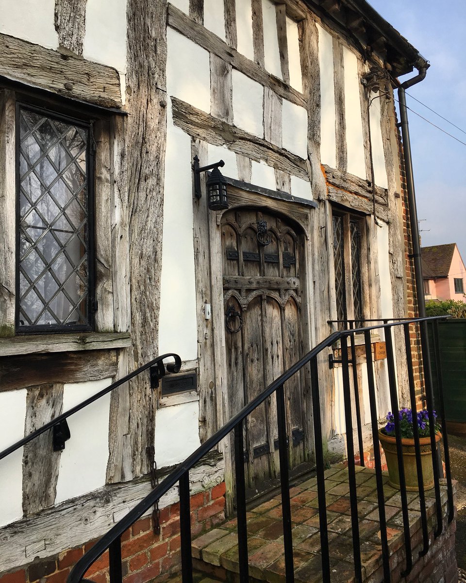 So many interesting properties to look at in Lavenham. How amazing is this house with its weathered decorative door? 

#lavenham #suffolk #wooltowns #englishvillage #countrycottage #countryside #interiordesigner #interiordecorator