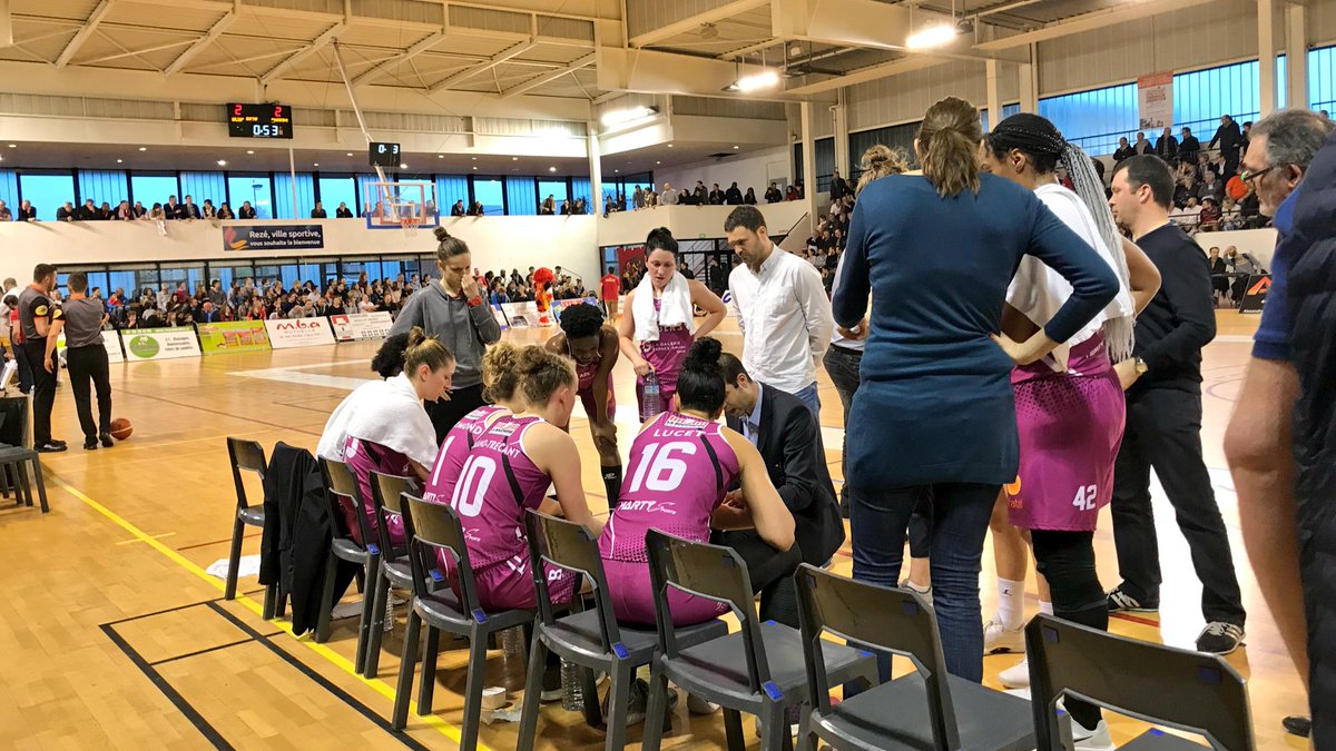 LaDalleAngevOFF's tweet photo. #SportAngers #POLF2 #BCSPRUFAB 🏀
Fin du 1er quart à Dugast dans une grosse ambiance, on a pas mal scoré des 2 côtés et l’@ufab49 mène 23-20 face au @bcspreze !
#LaDalleAngevine 👊 https://t.co/saS6TY3K2b
