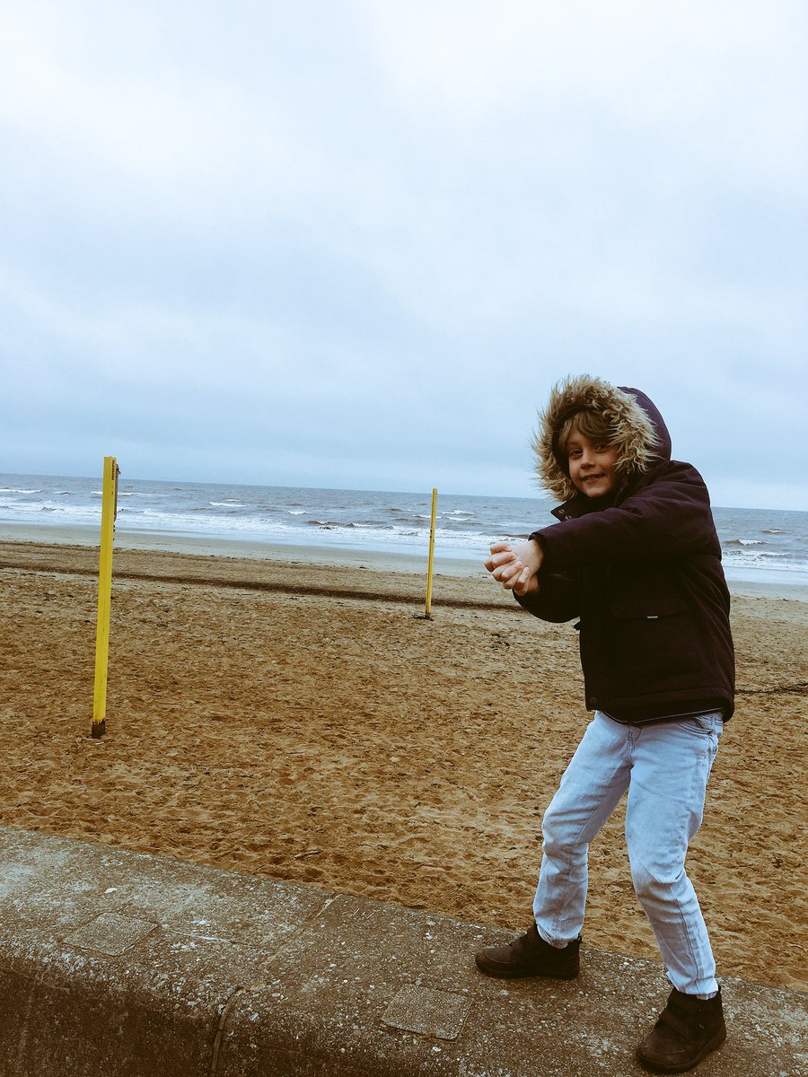ClydesdAileen's tweet photo. Inspired by the volleyball at #gc2018volleyball #gc2018 - I took my eldest to see where @scottishvb train...a bit less gold or Sunshine Coast and a bit more grey and overcast coast!😂 #TeamScot2018 @Team_Scotland https://t.co/OhOIcgkDbL