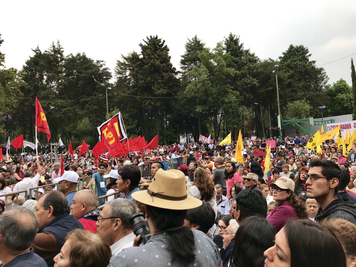 RafaRamonM's tweet image. En la gira de Campaña del Lic. @lopezobrador_ y de doña @Claudiashein en nuestra Delegación #MiguelHidalgo #JuntosHaremosHistoria #InnovacionYEsperanza 
Nos fue requetebién 👏🏻👍🏻👌🏼✌🏼✔️❌.     @yeidckol @XochitlMorena @30JR37 @zoerobledo @tatclouthier @_REGINS @@vromog