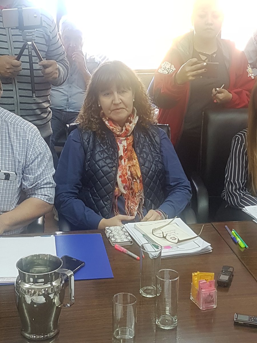 monica_urquiza's tweet photo. #Ahora Junto al legislador @PabloVillegas19 participamos de la Comisión N° 1 de Legislación donde funcionarios del gobierno, exponen s/ el Proyecto de Ley de incorporación de la tecnología electrónica en los procesos electorales #BloqueMPF #Siempre54 #LegisTDF https://t.co/0mpwysUAo2