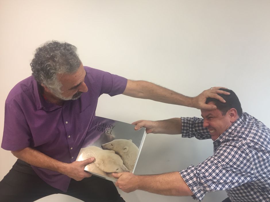 Primetour, obrigado pelo livro,mas olha a disputa que vocês provocaram na redação! #hoteliernews #hospitalidadeemmovimento #hotelaria #magazine #sparte