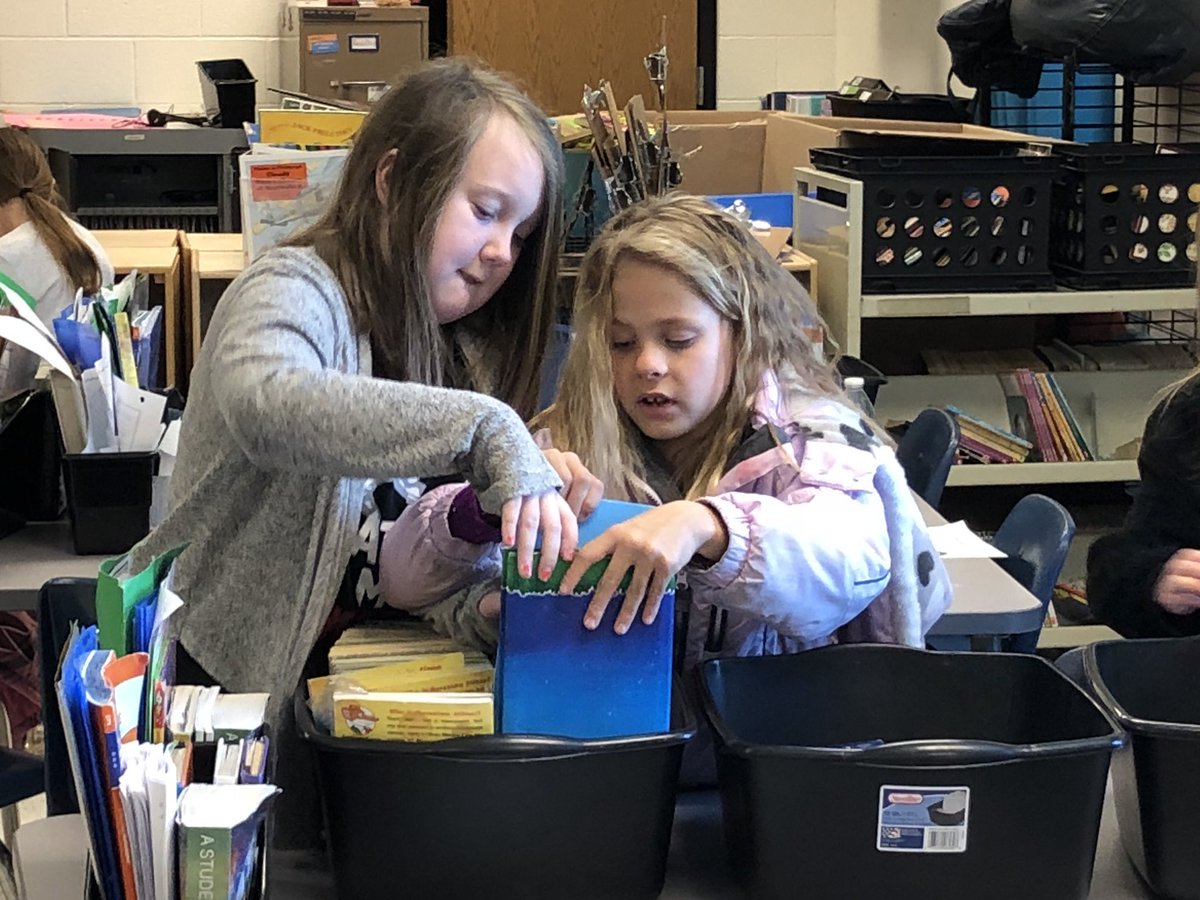 ftmiller4's tweet photo. PBL time discussing and sorting books and classifying them by genres #tweetingtuesday @Satothaburr @shmillertown3 https://t.co/jVxYXdw6qq