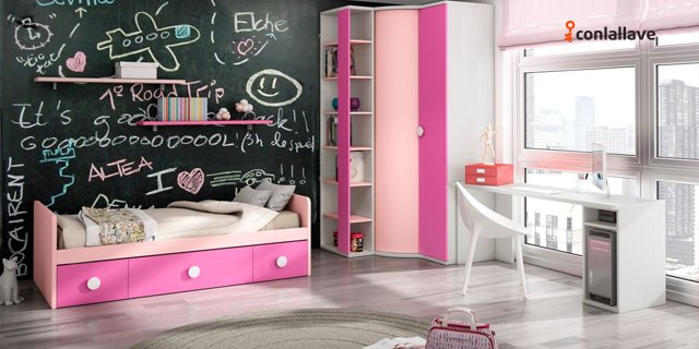 Un punto importante a tomar en cuenta en el momento de adquirir un inmueble, es el cuarto de tus hijos, asegúrate que el espacio sea óptimo para la remodelación que desees hacer.
Colocar una pared de pizarra te ayudará a que tus hijos demuestren su creatividad y talento.