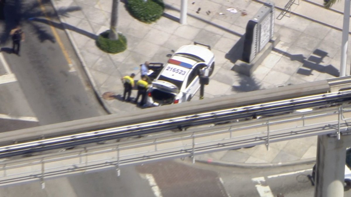 Man shot outside Whole Foods Market in downtown Miami bit.ly/2EAiY8I?utm_so… https://t.co/rTmprURjau
