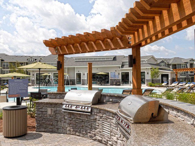 TheCrestLC's tweet photo. Didn't get to go anywhere for Spring Break? We are a luxury apartment community located in Canton, Georgia. With a saltwater pool, 6 grill stations, putting green and large green space in the epicenter of the community. You will feel as though you are always on vacation! https://t.co/5I8dJBWesG